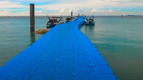 The old style floating pier on Koh Larn, these are very easy to loose your balance.